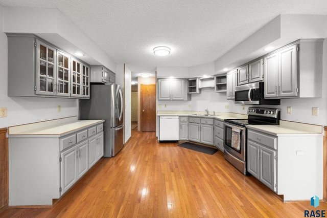 2200 S Crown Hill Dr Drive, Sioux Falls, SD 57106