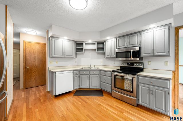 2200 S Crown Hill Dr Drive, Sioux Falls, SD 57106