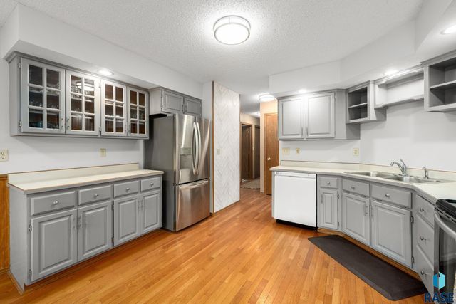 2200 S Crown Hill Dr Drive, Sioux Falls, SD 57106