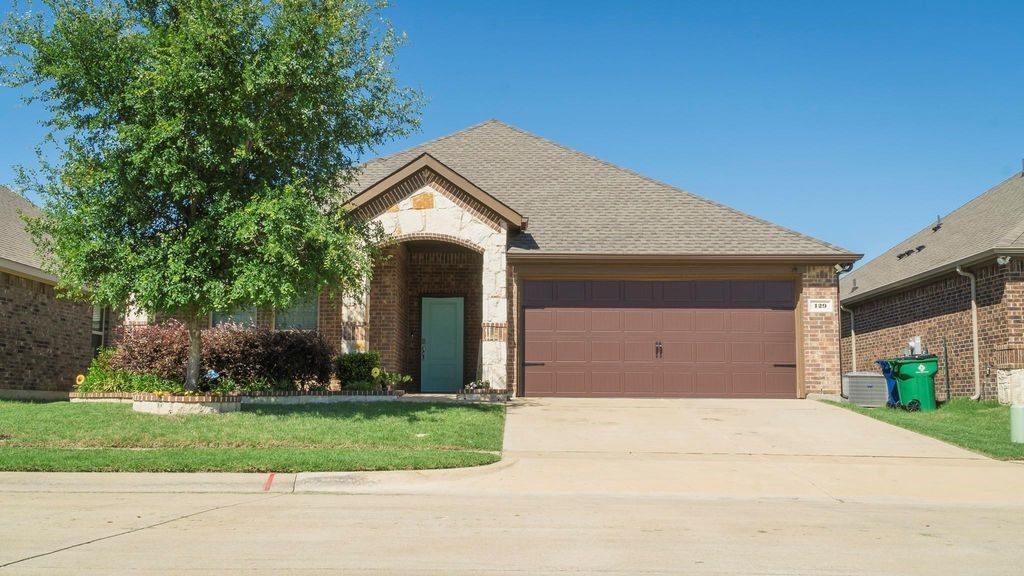 129 Garden Grove Drive, Waxahachie, TX 75165
