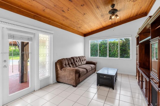9470 NW 33rd Mnr, Sunrise, FL 33351