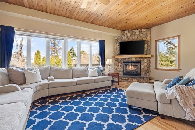 3 Wolf Rd, Bourne, MA 02532