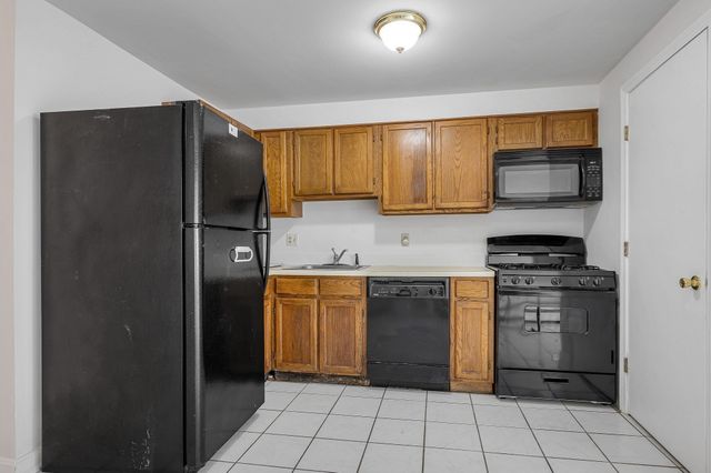 74 Roper St F, Lowell, MA 01852