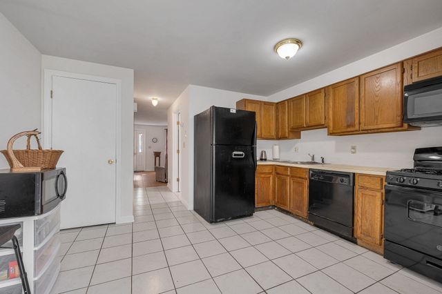 74 Roper St F, Lowell, MA 01852