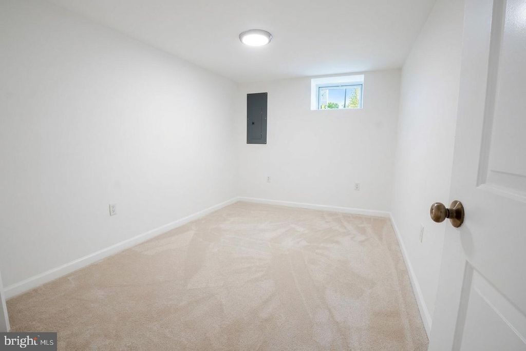 Image 74 of property listing at 3031 HANLON AVE, Baltimore, MD 21216