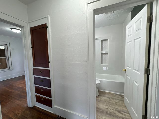 2804 N PEORIA Avenue, Peoria, IL 61603