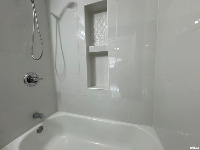 2804 N PEORIA Avenue, Peoria, IL 61603