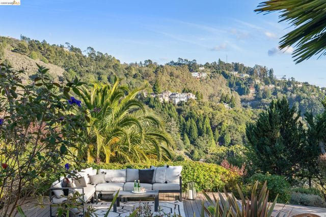 7084 Westmoorland Dr, Berkeley, CA 94705