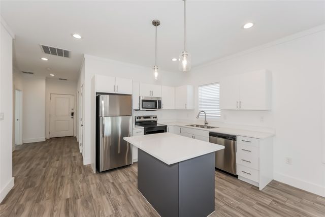 1950 E Maddox Avenue, Fort Worth, TX 76104