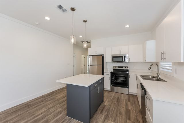 1950 E Maddox Avenue, Fort Worth, TX 76104