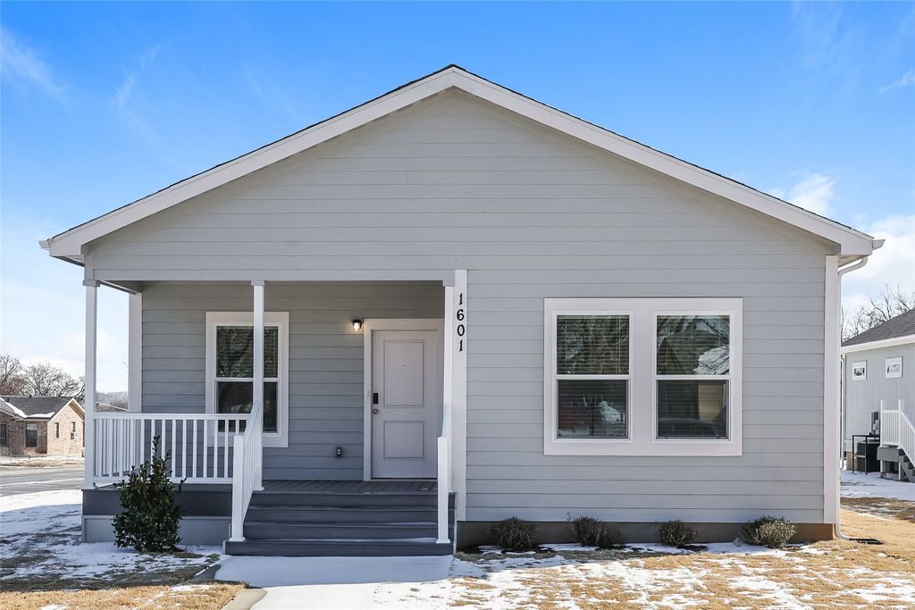 1950 E Maddox Avenue, Fort Worth, TX 76104