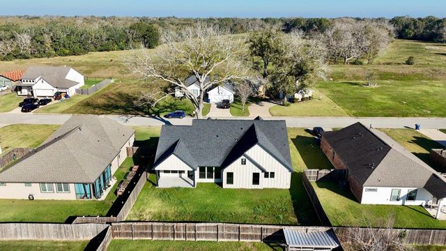 443 Wellshire Drive, West Columbia, TX 77486