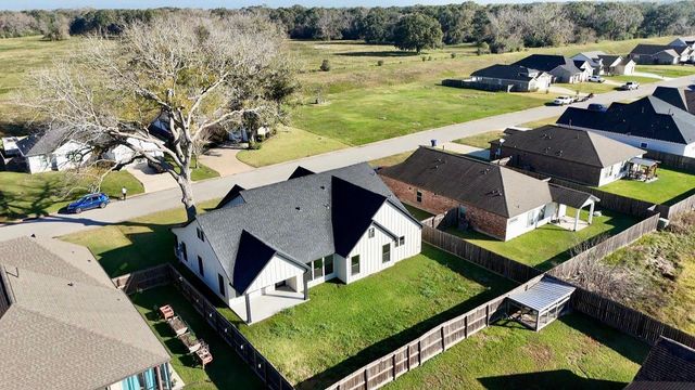 443 Wellshire Drive, West Columbia, TX 77486