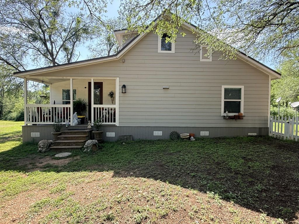 227 Crooked Hollow RD, Elgin, TX 78621