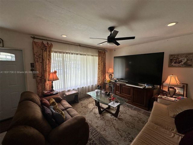 2400 N 57th Way, Hollywood, FL 33021
