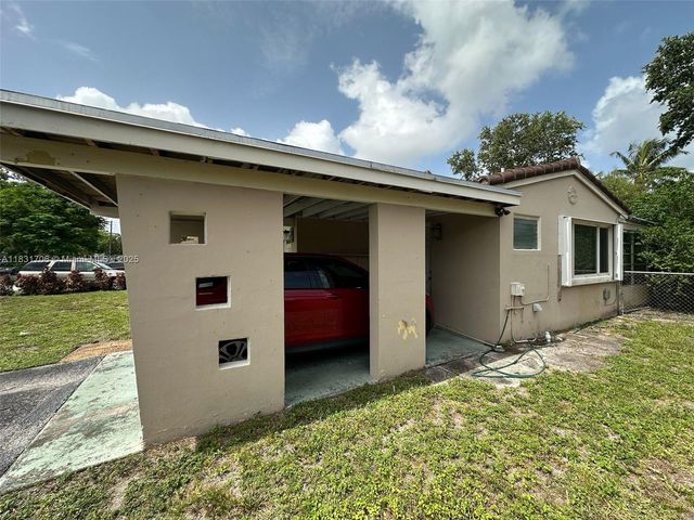 2400 N 57th Way, Hollywood, FL 33021