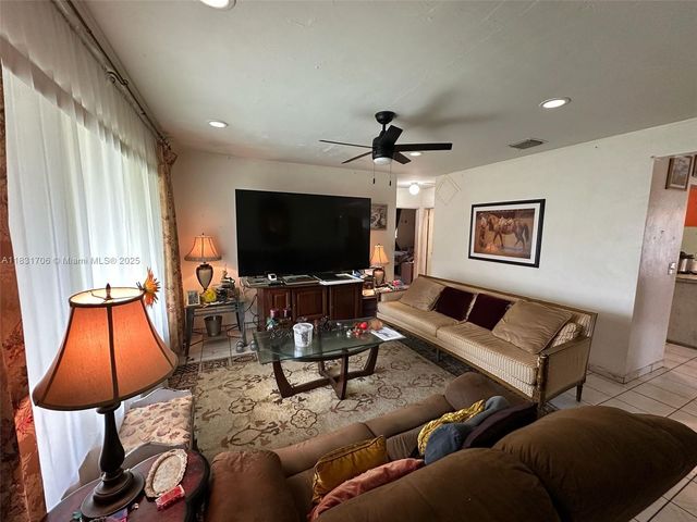 2400 N 57th Way, Hollywood, FL 33021