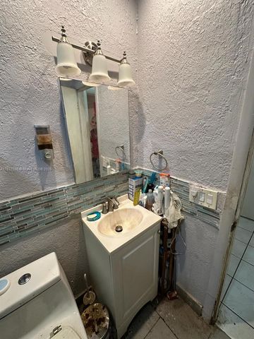 2400 N 57th Way, Hollywood, FL 33021