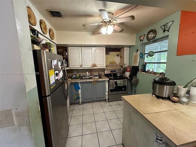 2400 N 57th Way, Hollywood, FL 33021