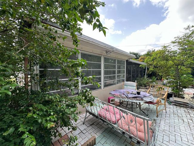 2400 N 57th Way, Hollywood, FL 33021