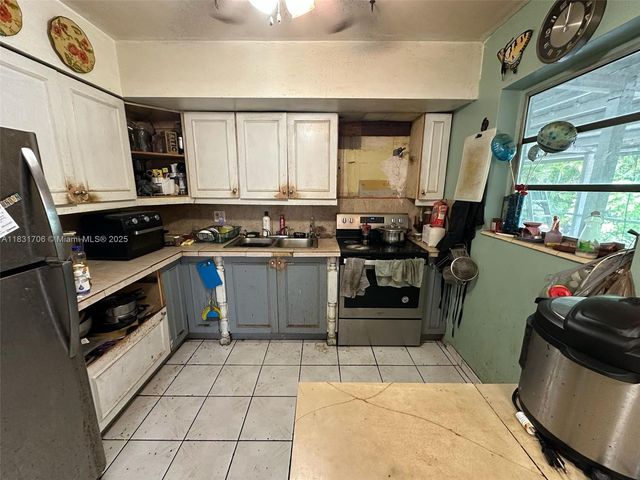 2400 N 57th Way, Hollywood, FL 33021