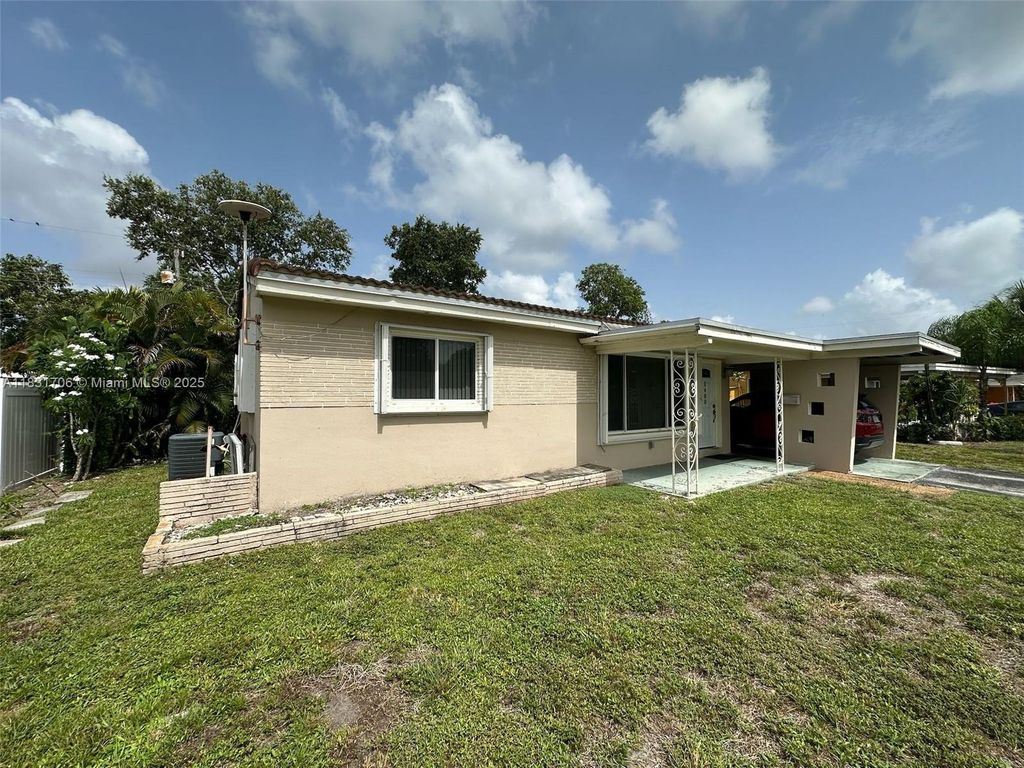2400 N 57th Way, Hollywood, FL 33021