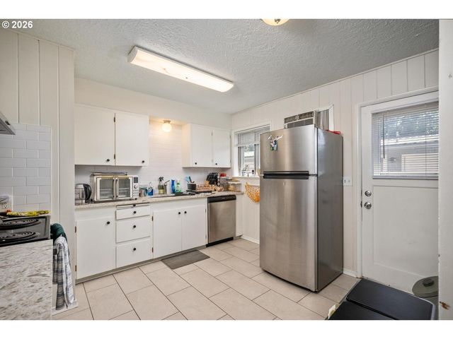 12011 Se MARKET St, Portland, OR 97216