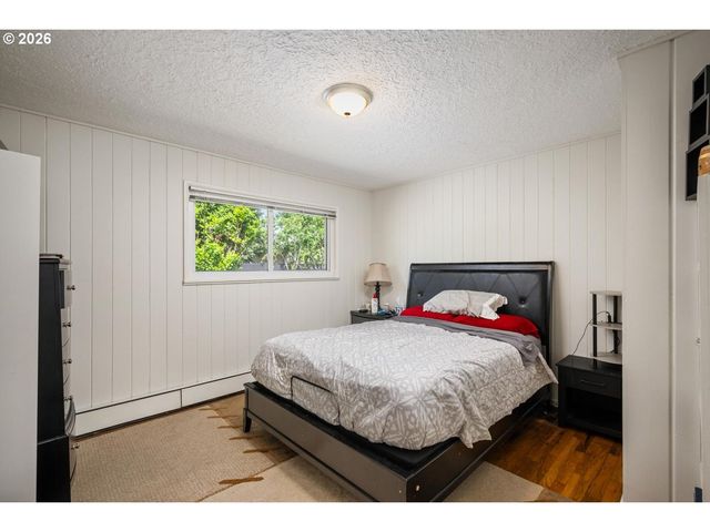 12011 Se MARKET St, Portland, OR 97216