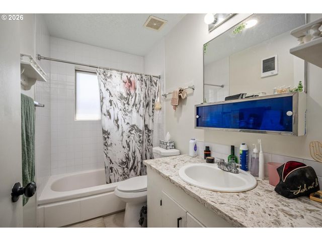 12011 Se MARKET St, Portland, OR 97216