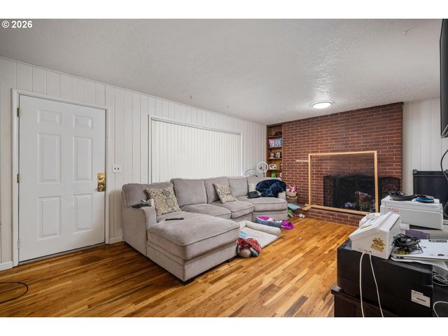 12011 Se MARKET St, Portland, OR 97216
