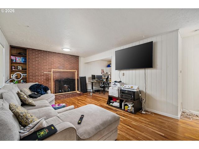 12011 Se MARKET St, Portland, OR 97216