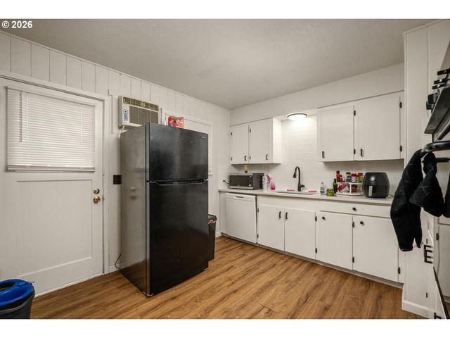 12011 Se MARKET St, Portland, OR 97216