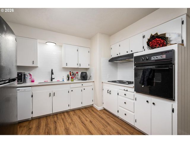 12011 Se MARKET St, Portland, OR 97216