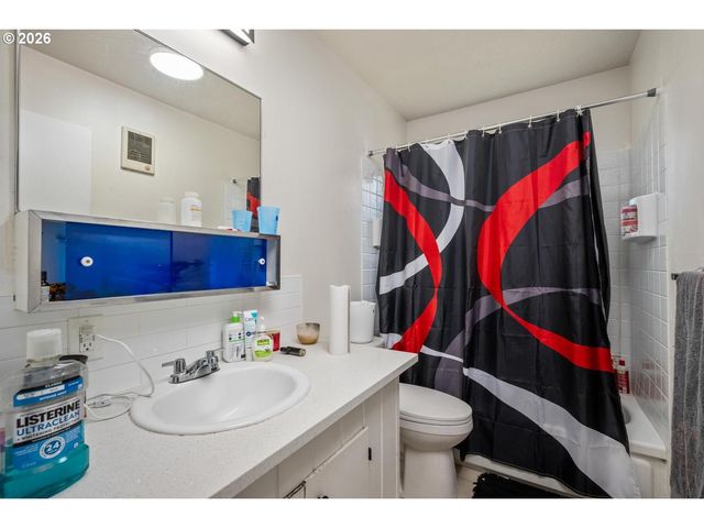12011 Se MARKET St, Portland, OR 97216