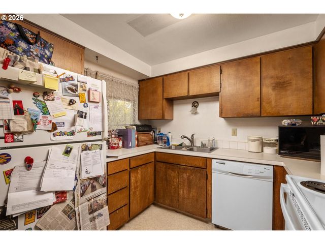 12011 Se MARKET St, Portland, OR 97216