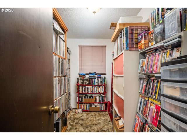 12011 Se MARKET St, Portland, OR 97216