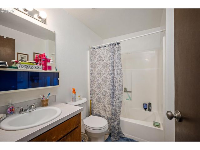 12011 Se MARKET St, Portland, OR 97216