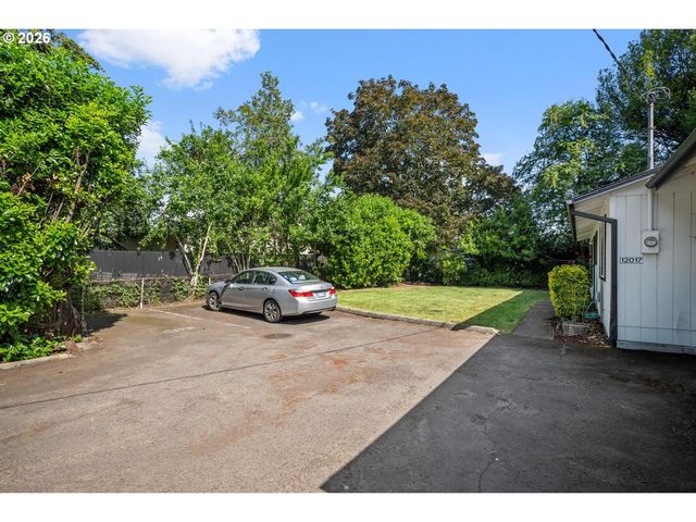 12011 Se MARKET St, Portland, OR 97216