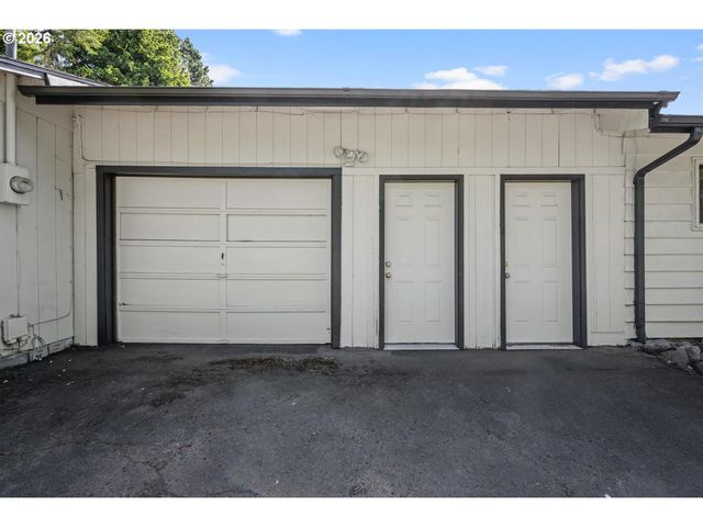 12011 Se MARKET St, Portland, OR 97216