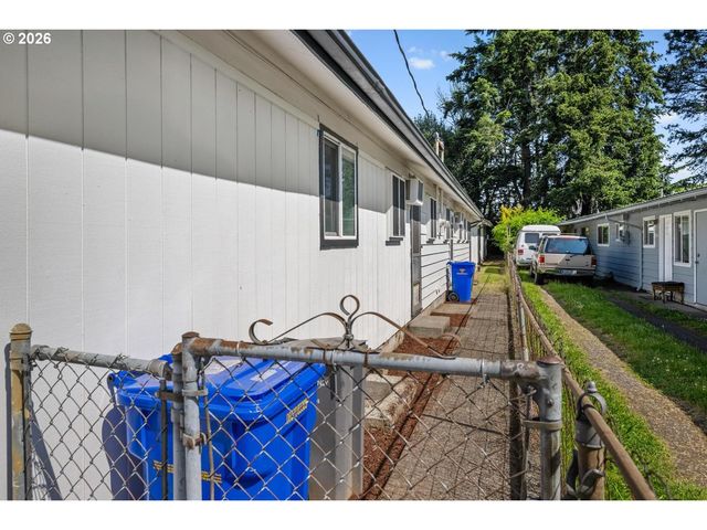 12011 Se MARKET St, Portland, OR 97216