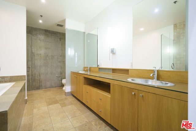 1111 S Grand Avenue PH 3, Los Angeles, CA 90015