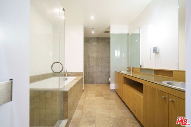 1111 S Grand Avenue PH 3, Los Angeles, CA 90015