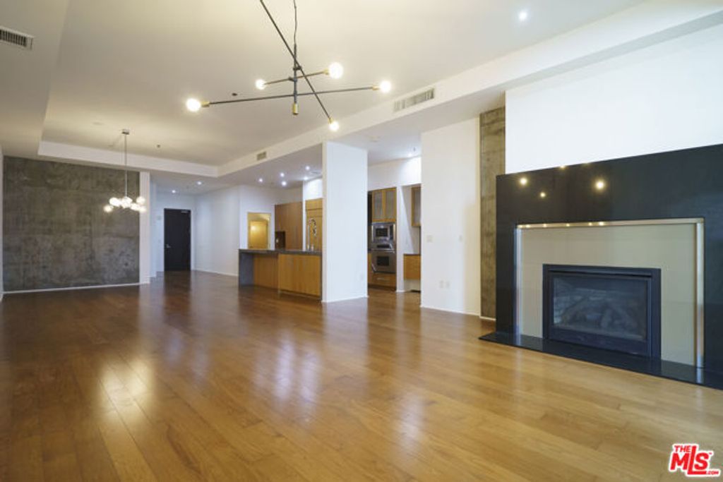 1111 S Grand Avenue PH 3, Los Angeles, CA 90015