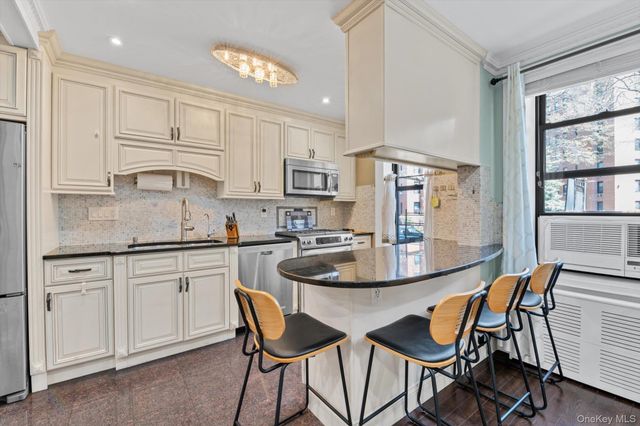 83-11 139 Street 1F, Briarwood, NY 11435