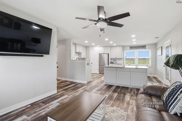 1007 W BEVERLY LOOP, Burkburnett, TX 76354