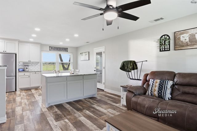 1007 W BEVERLY LOOP, Burkburnett, TX 76354