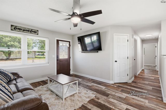1007 W BEVERLY LOOP, Burkburnett, TX 76354