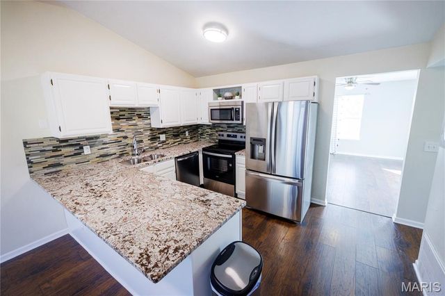 1432 Surrey Lane, St Peters, MO 63304