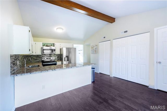 1432 Surrey Lane, St Peters, MO 63304