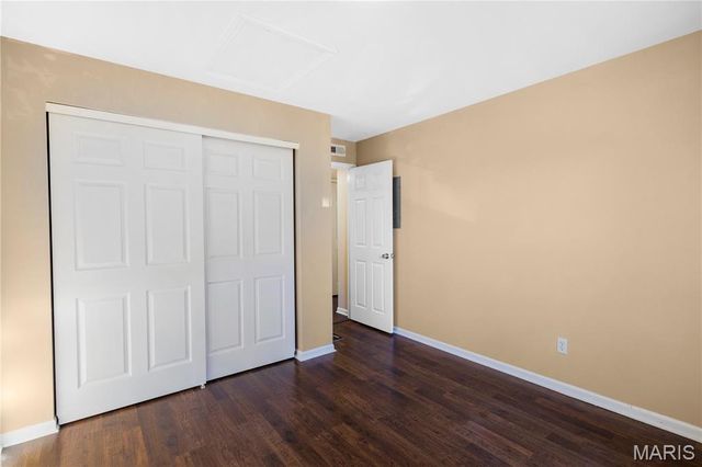 1432 Surrey Lane, St Peters, MO 63304